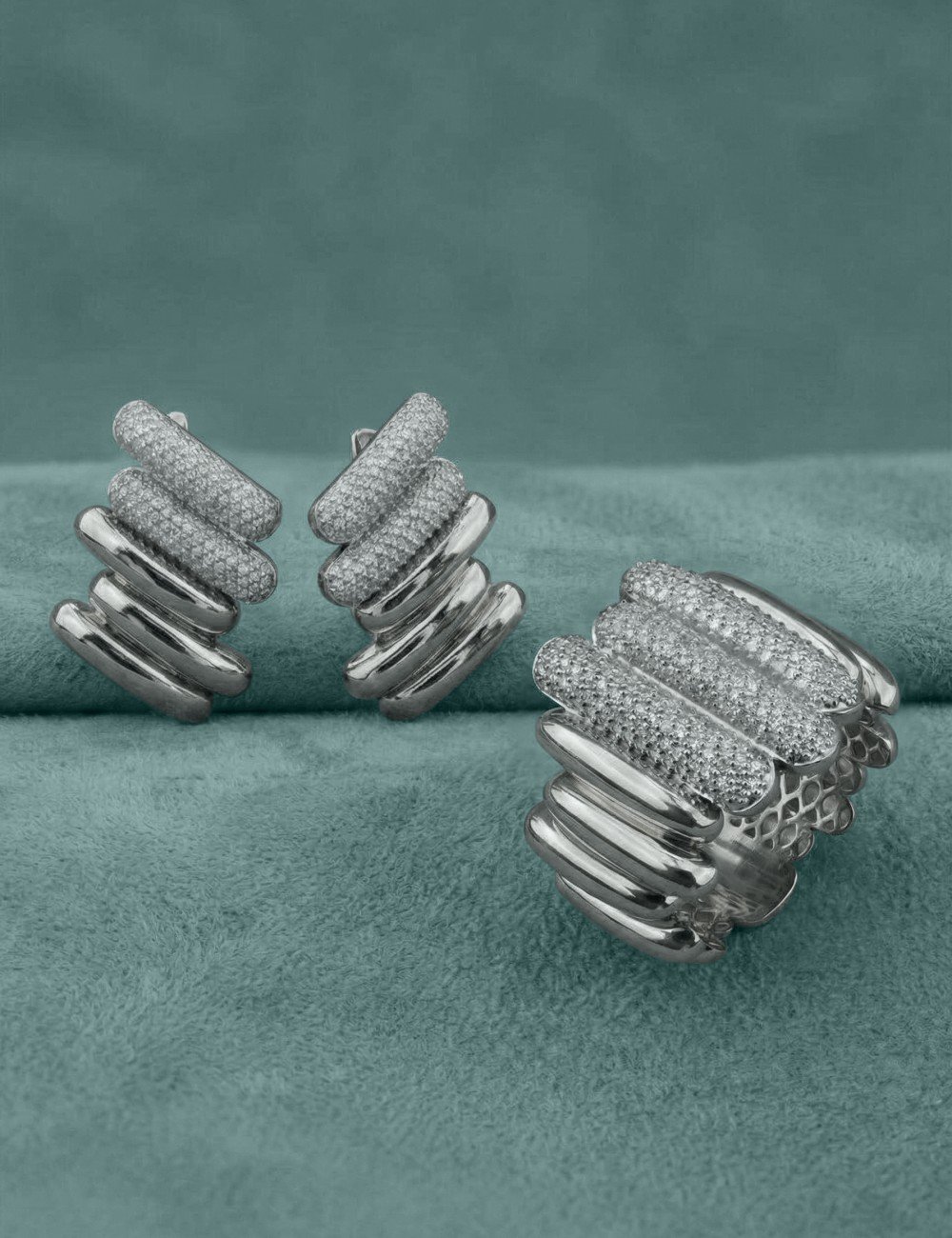 Серьги из белого золота c бриллиантами