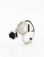 Кольцо из белого золота c ониксом и перламутром