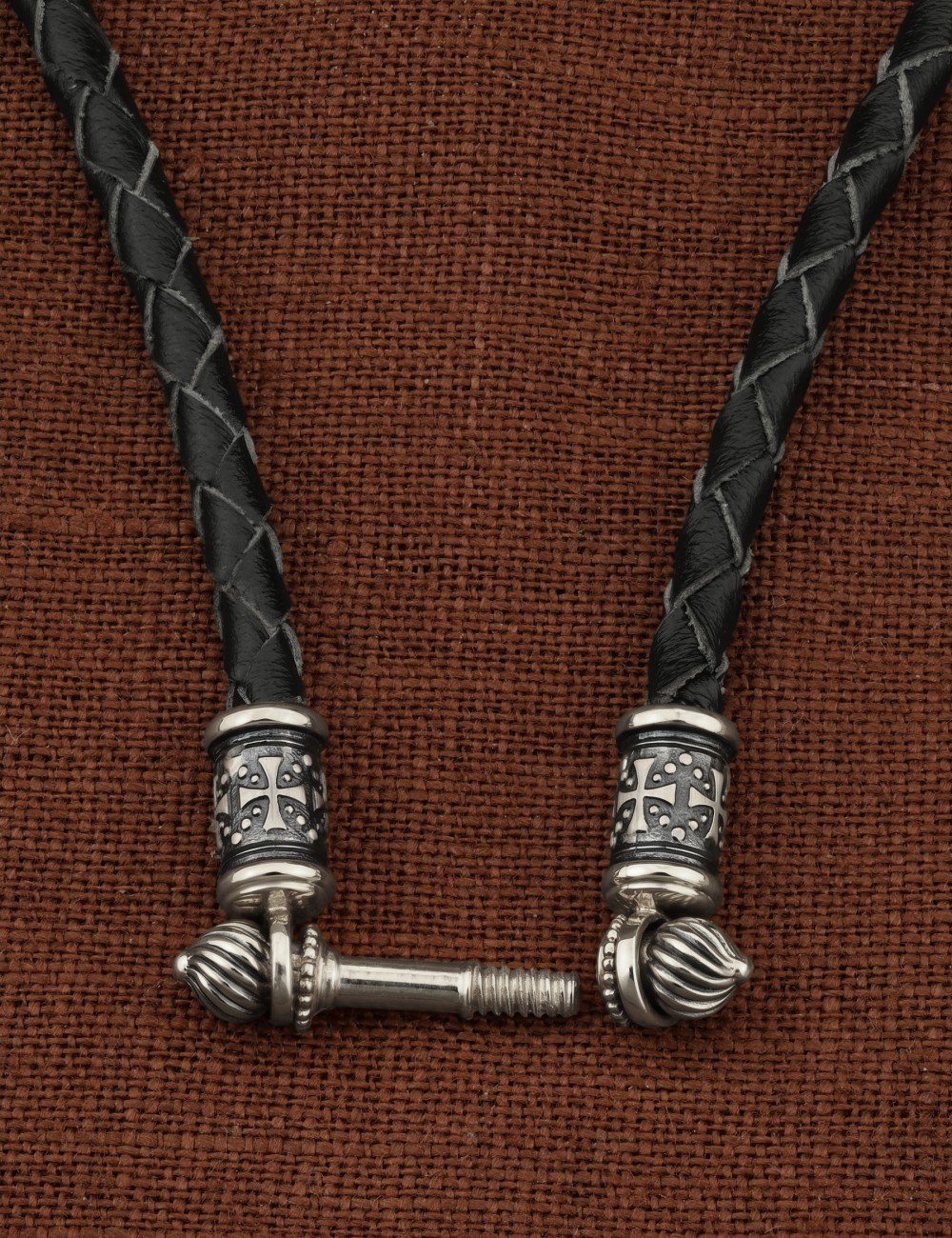 Гайтан из белого золота c кожаным шнурком