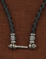 Гайтан из белого золота c кожаным шнурком