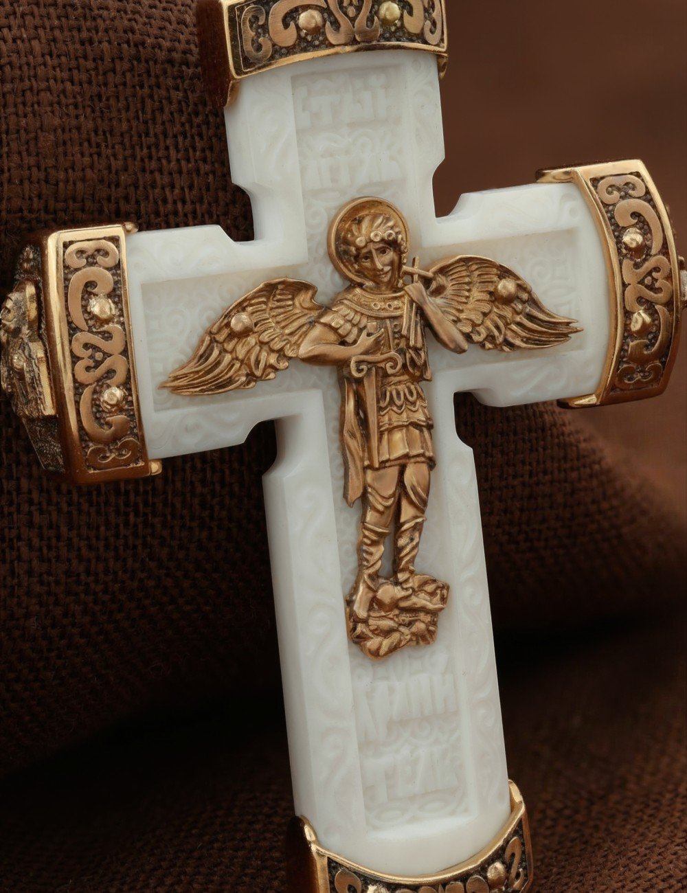 Крест из золота c бивнем мамонта