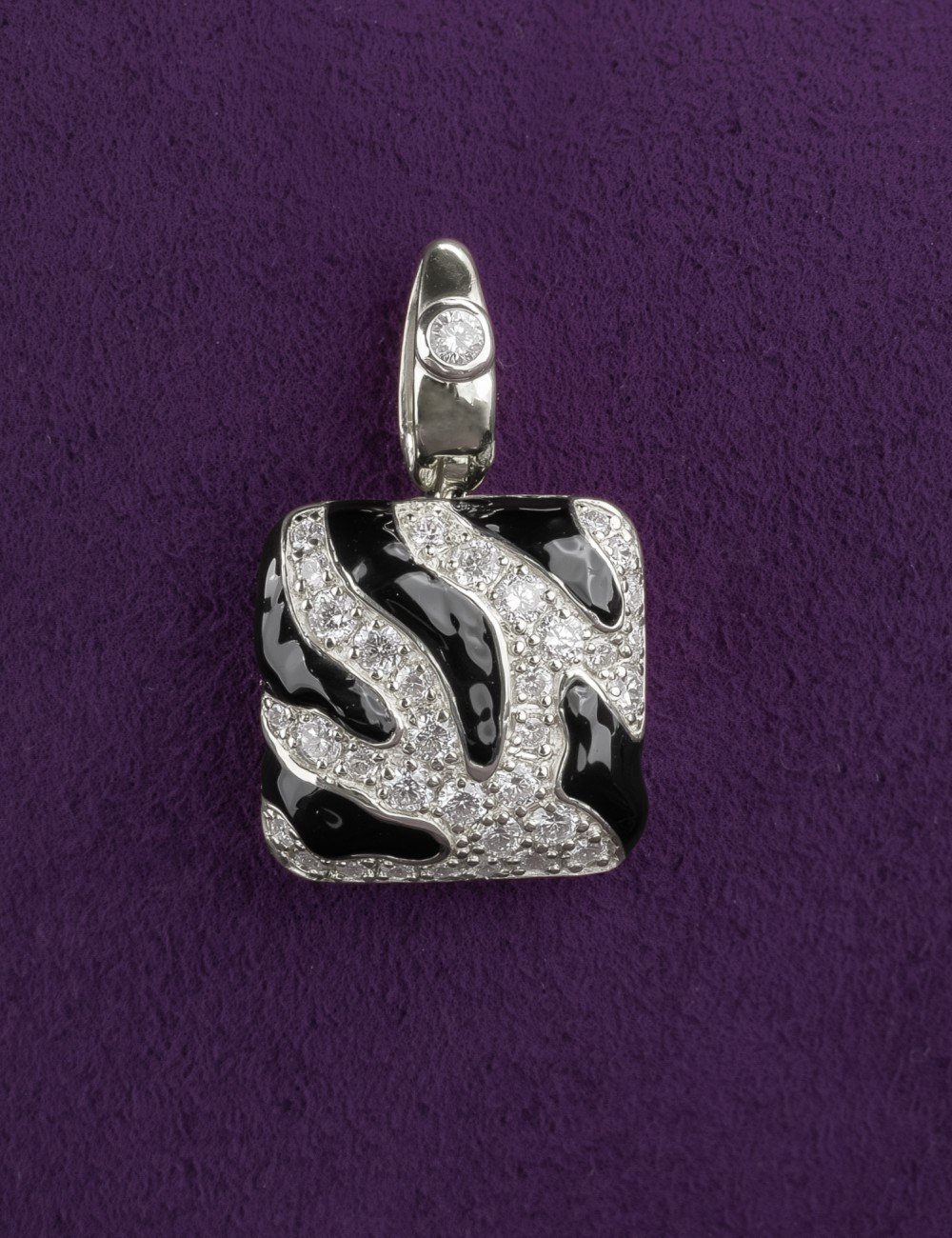 Подвеска из белого золота c эмалью и бриллиантами