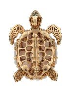 Брошь из золота c эмалью и перламутром