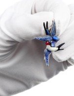 Брошь из белого золота c эмалью