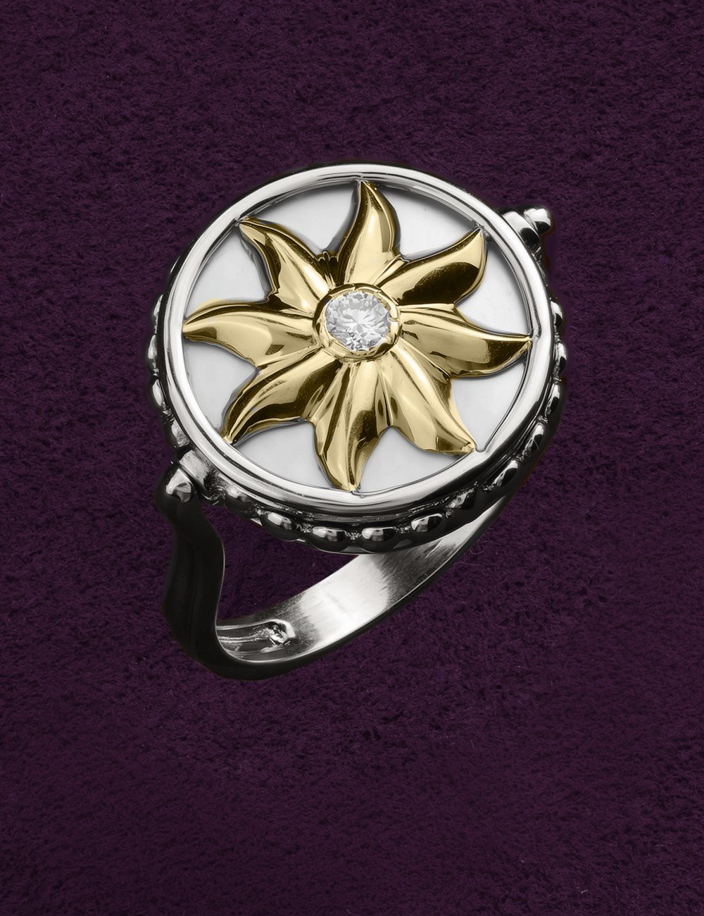 Кольцо из белого золота c бриллиантами, ониксом и перламутром