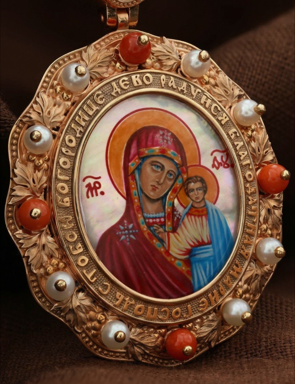 Образок из золота c эмалью, жемчугом, кораллом и перламутром