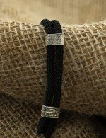 Браслет из серебра и золота c ониксом и шёлковым шнурком