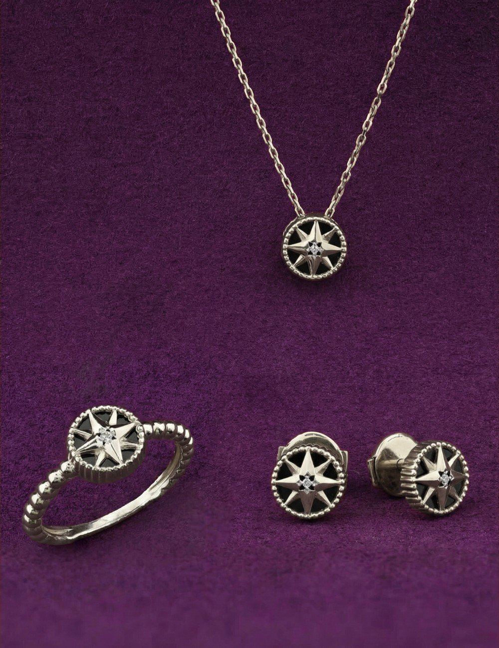 Кольцо из белого золота c бриллиантами и ониксом