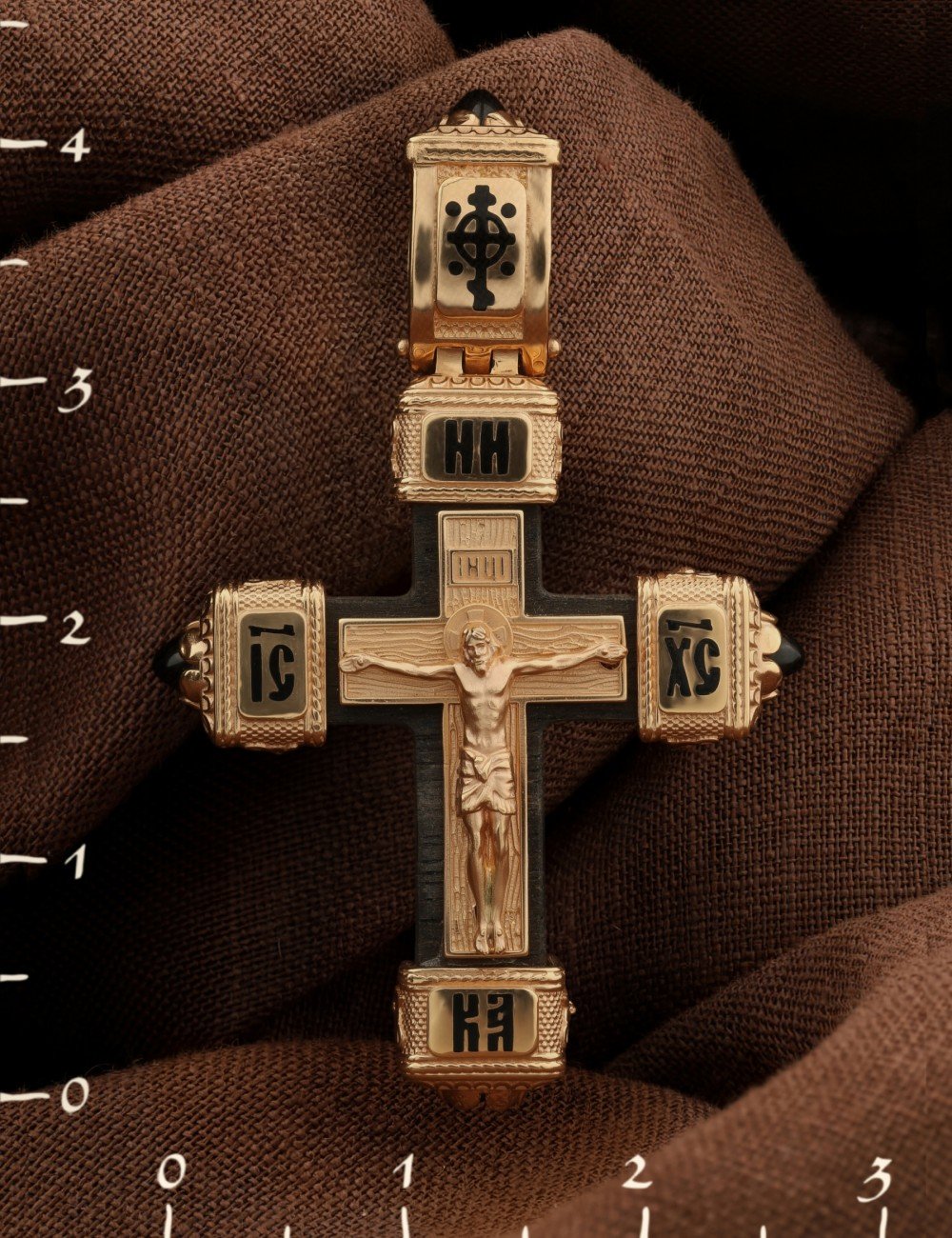 Крест из золота c эмалью, ониксом и эбеновым деревом