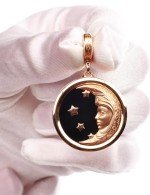 Подвеска из золота c ониксом и перламутром