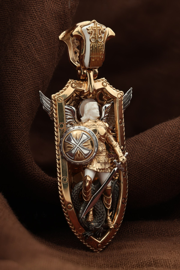 Нательная икона из красного золота 585 пробы c эмалью и бивнем мамонта