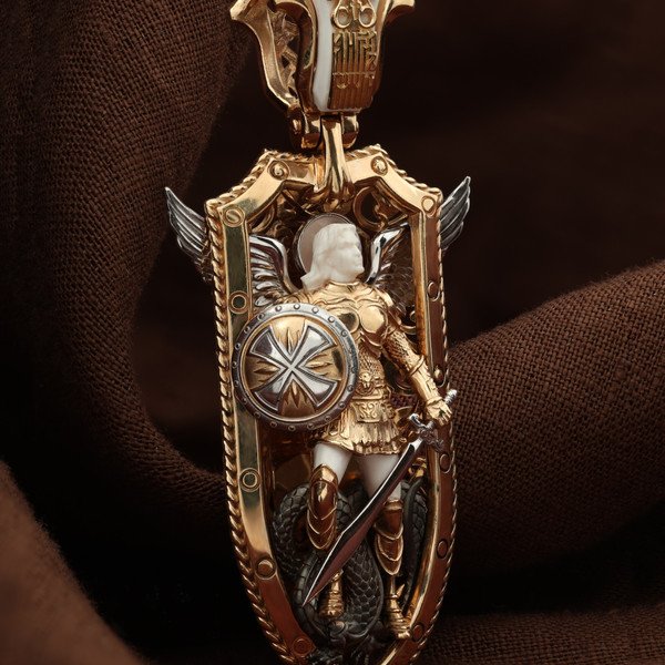 Нательная икона из красного золота 585 пробы c эмалью и бивнем мамонта