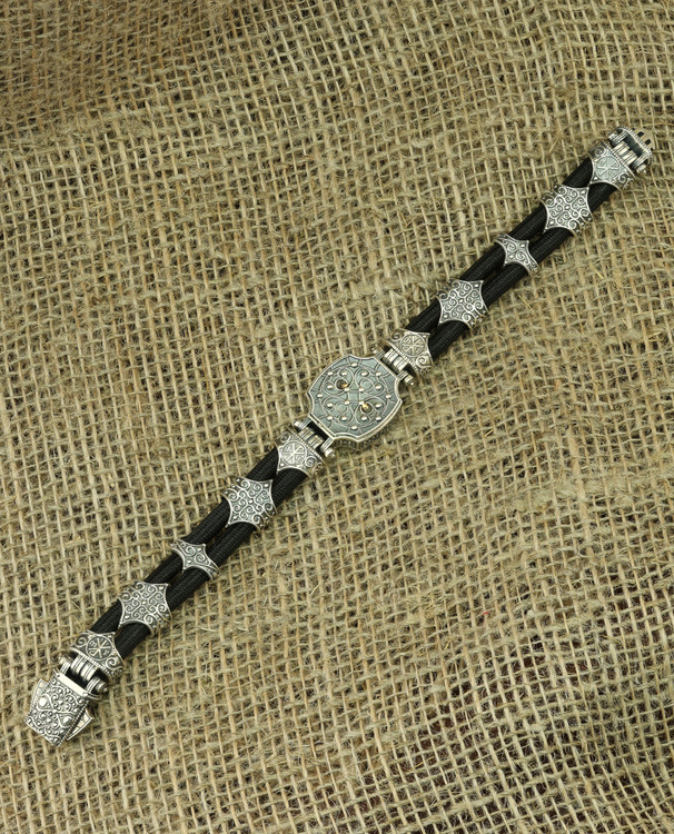 Браслет из серебра 925 пробы и золота 750 пробы c ониксом и шёлковым шнурком