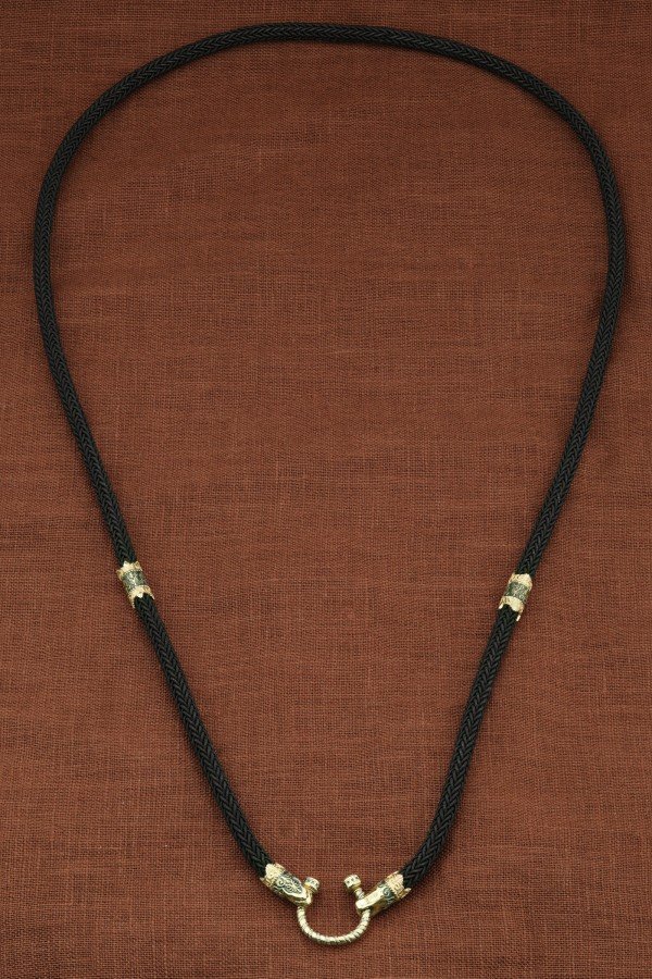 Шнурок шёлковый из зелёного золота c шёлковым шнурком