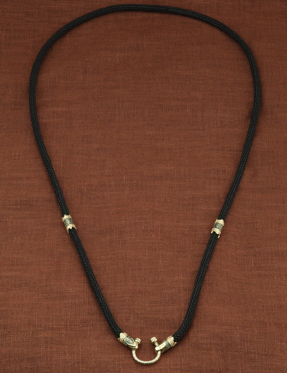 Шнурок шёлковый из зелёного золота c шёлковым шнурком