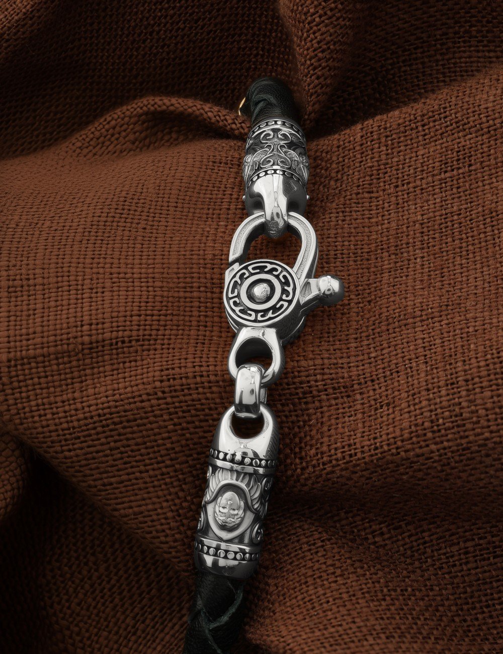 Браслет из белого золота c кожаным шнурком и ониксом