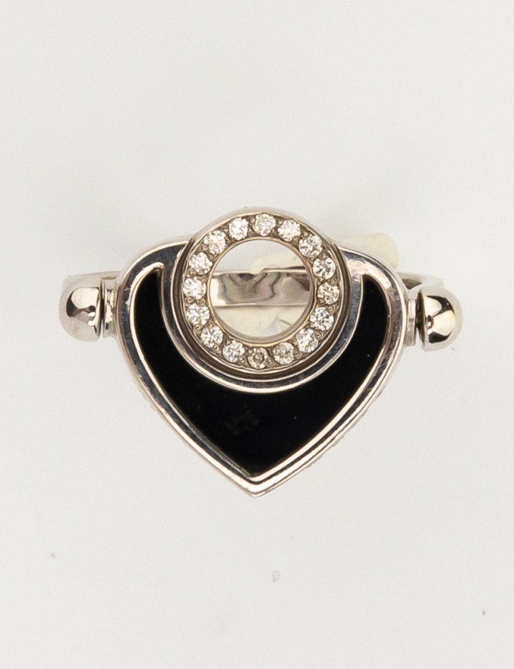 Кольцо из белого золота c бриллиантами, ониксом и перламутром