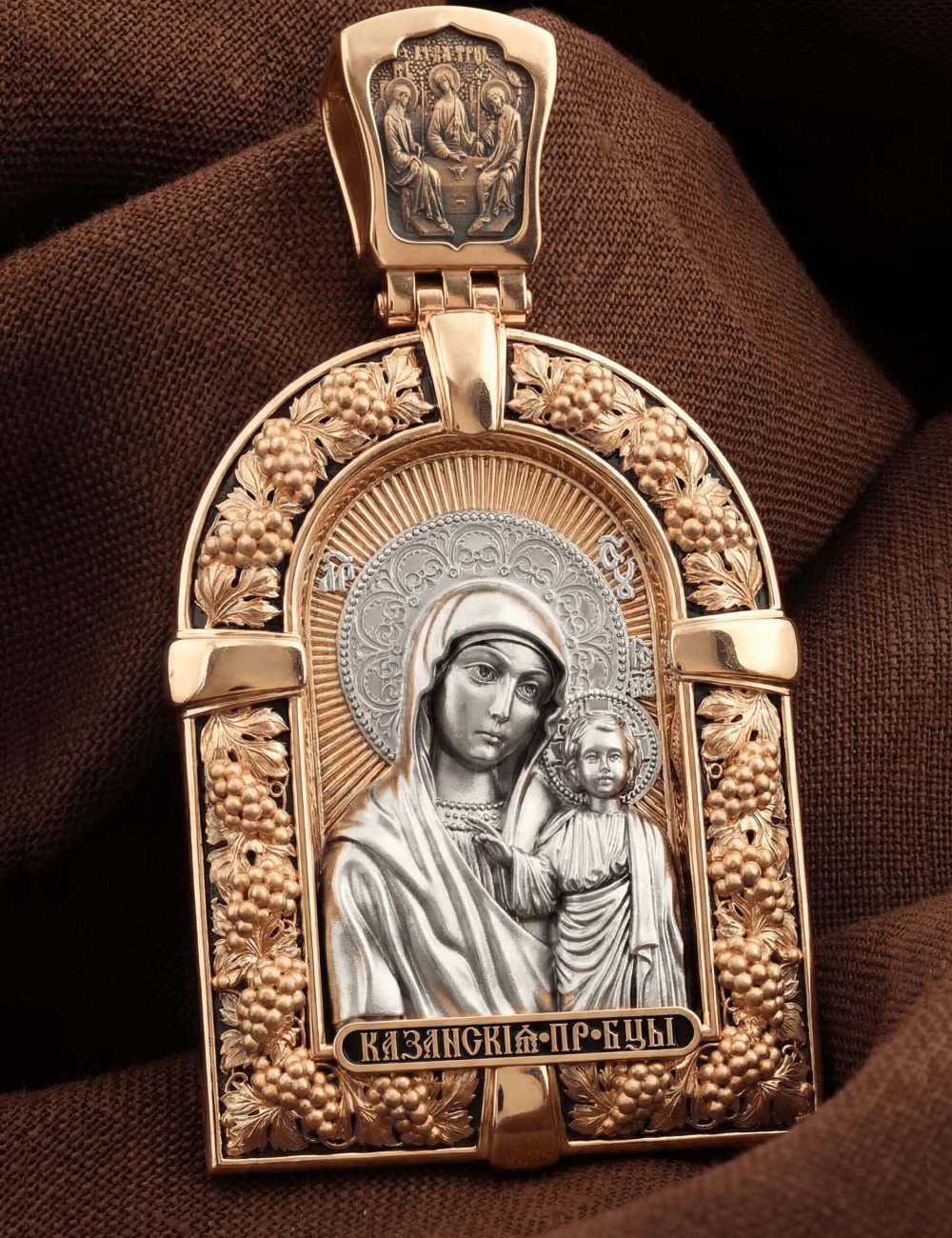 Образок из золота c эмалью