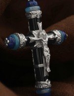 Крест из белого золота c ониксом, агатом и лазуритом