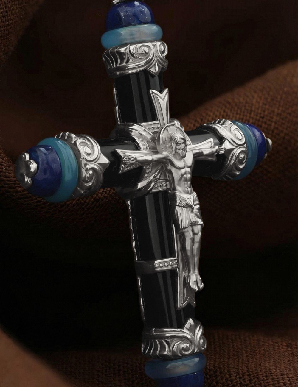 Крест из белого золота c ониксом, агатом и лазуритом