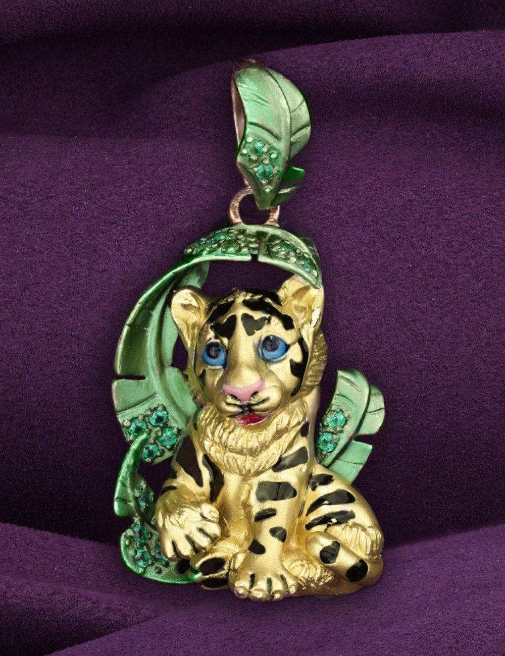 Подвеска из золота c эмалью и изумрудом