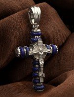 Крест из белого золота c лазуритом