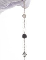 Браслет из белого золота c бриллиантами, ониксом и перламутром