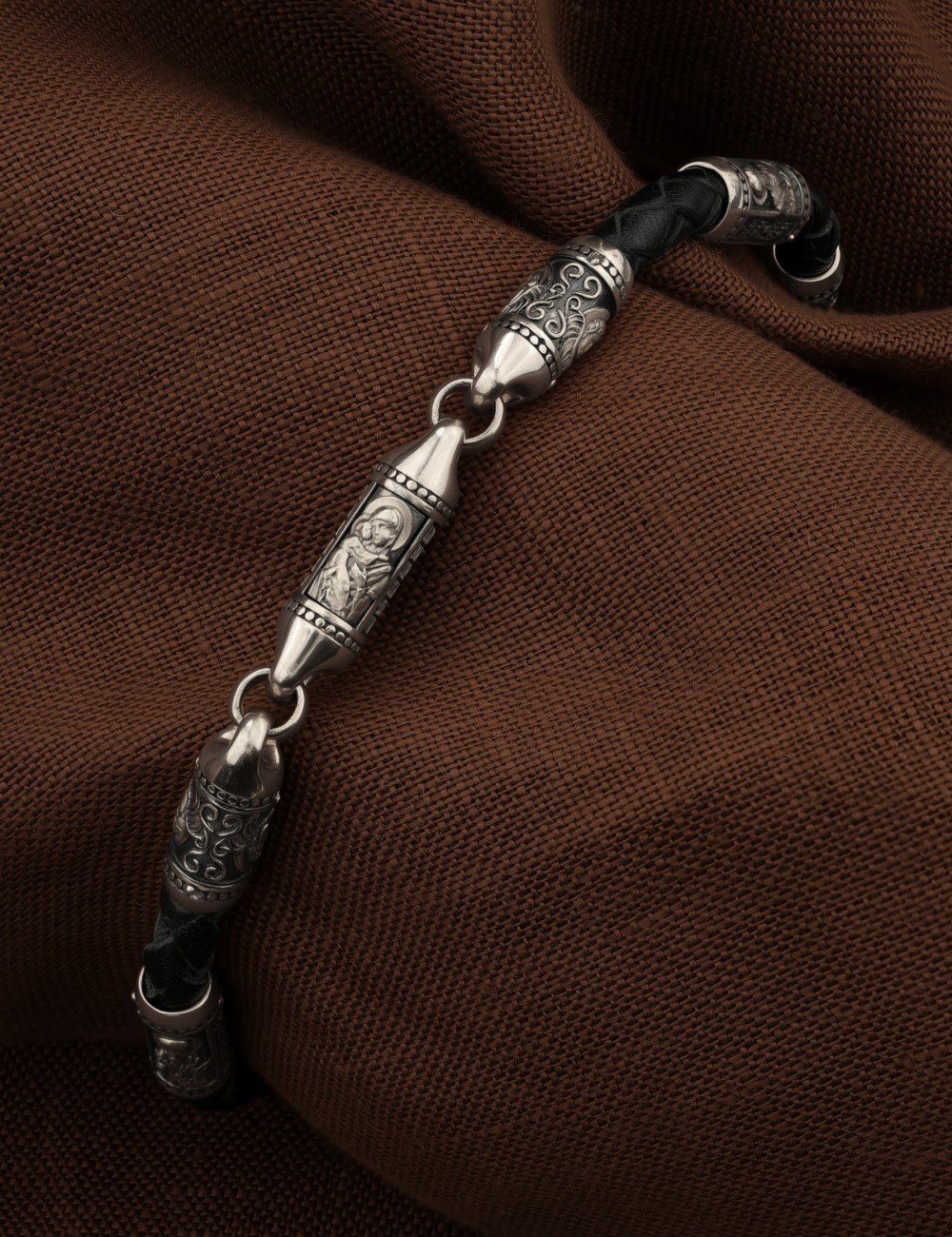 Браслет из белого золота c кожаным шнурком