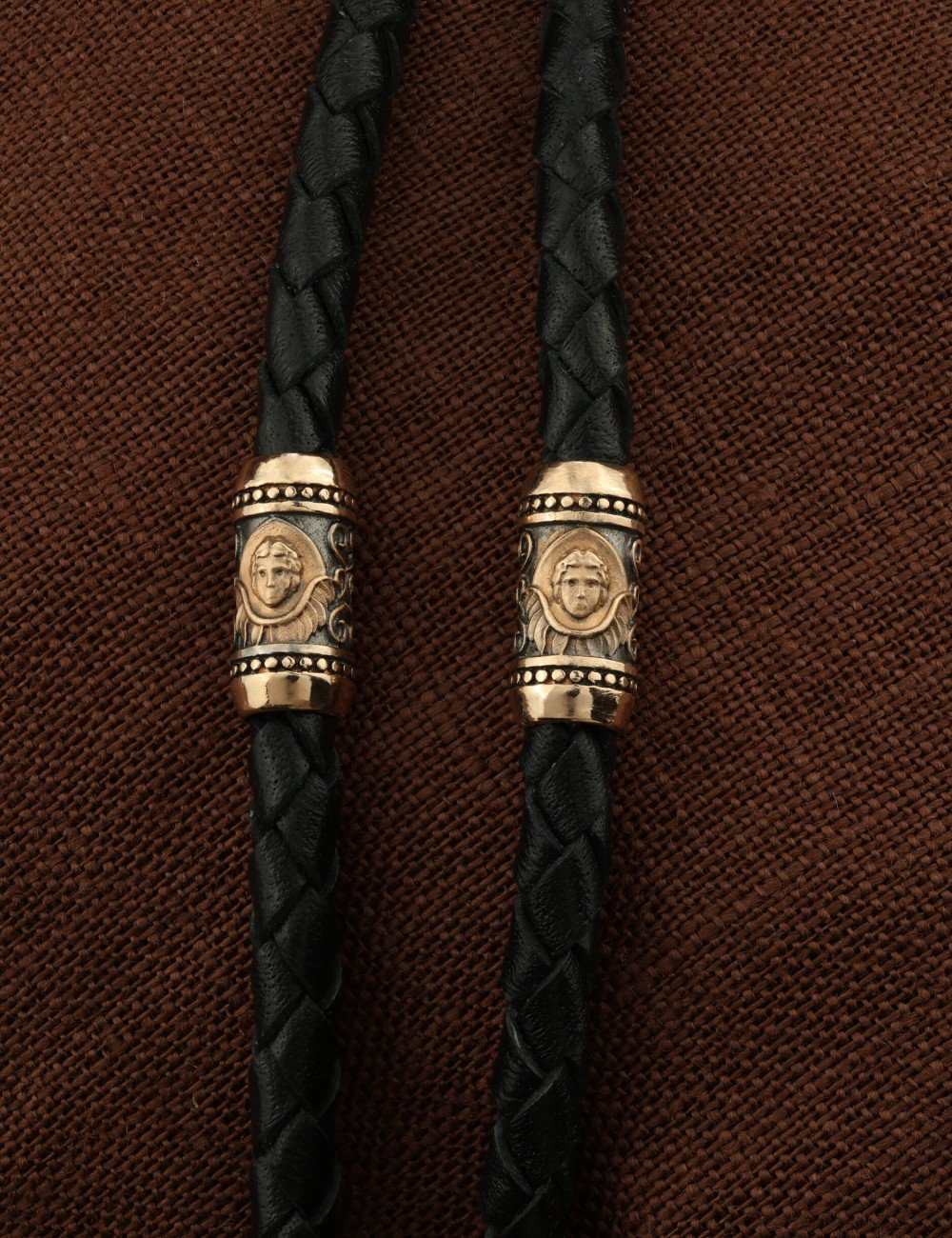 Гайтан из золота c кожаным шнурком и ониксом