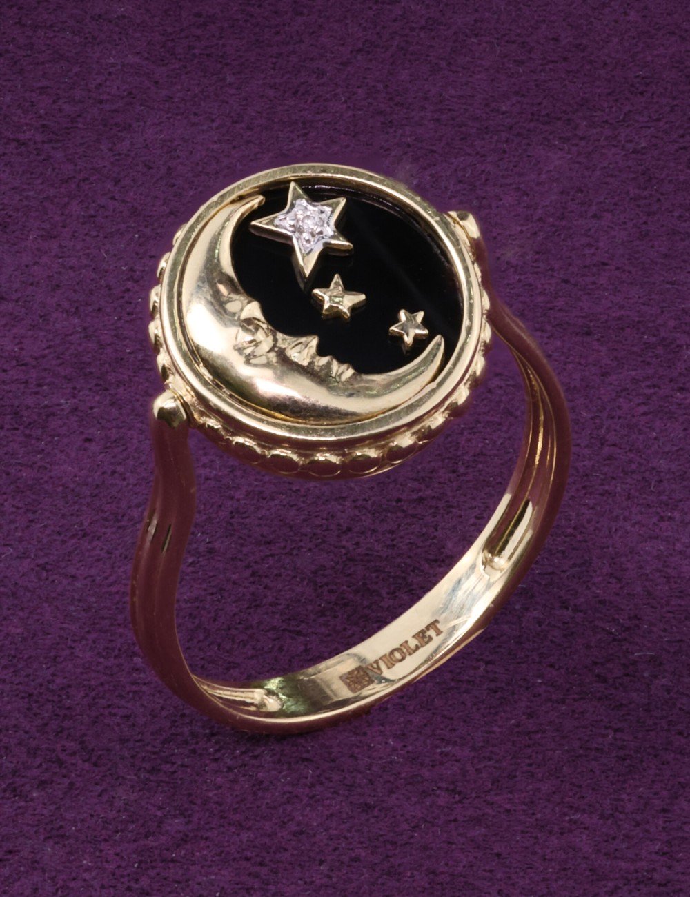 Кольцо из лимонного золота c бриллиантами, ониксом и перламутром