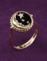 Кольцо из лимонного золота c бриллиантами, ониксом и перламутром