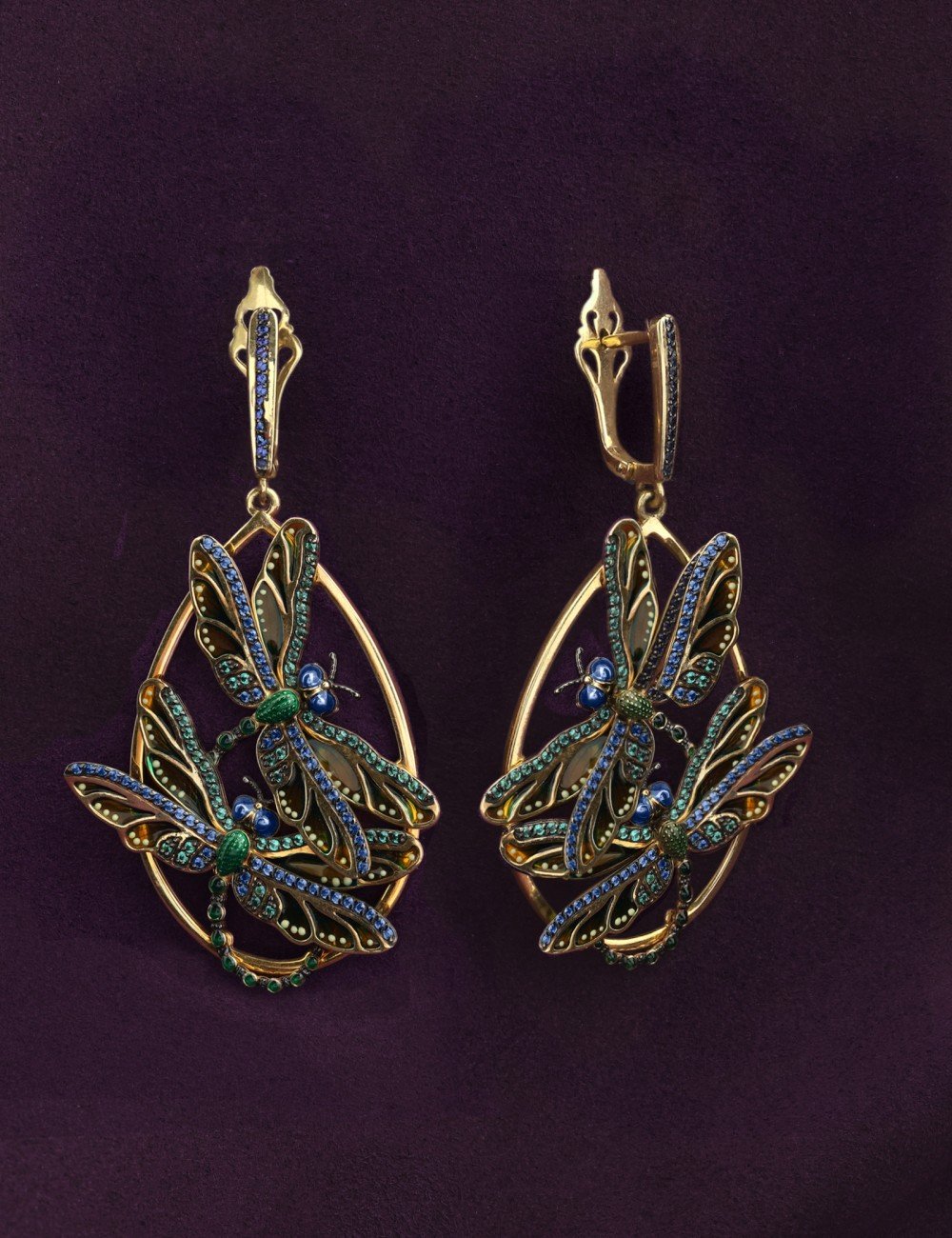 Серьги из лимонного золота c сапфиром, изумрудом и эмалью