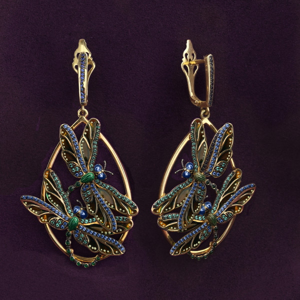 Серьги из лимонного золота 585 пробы c сапфиром, изумрудом и эмалью