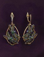 Серьги из лимонного золота c сапфиром, изумрудом и эмалью