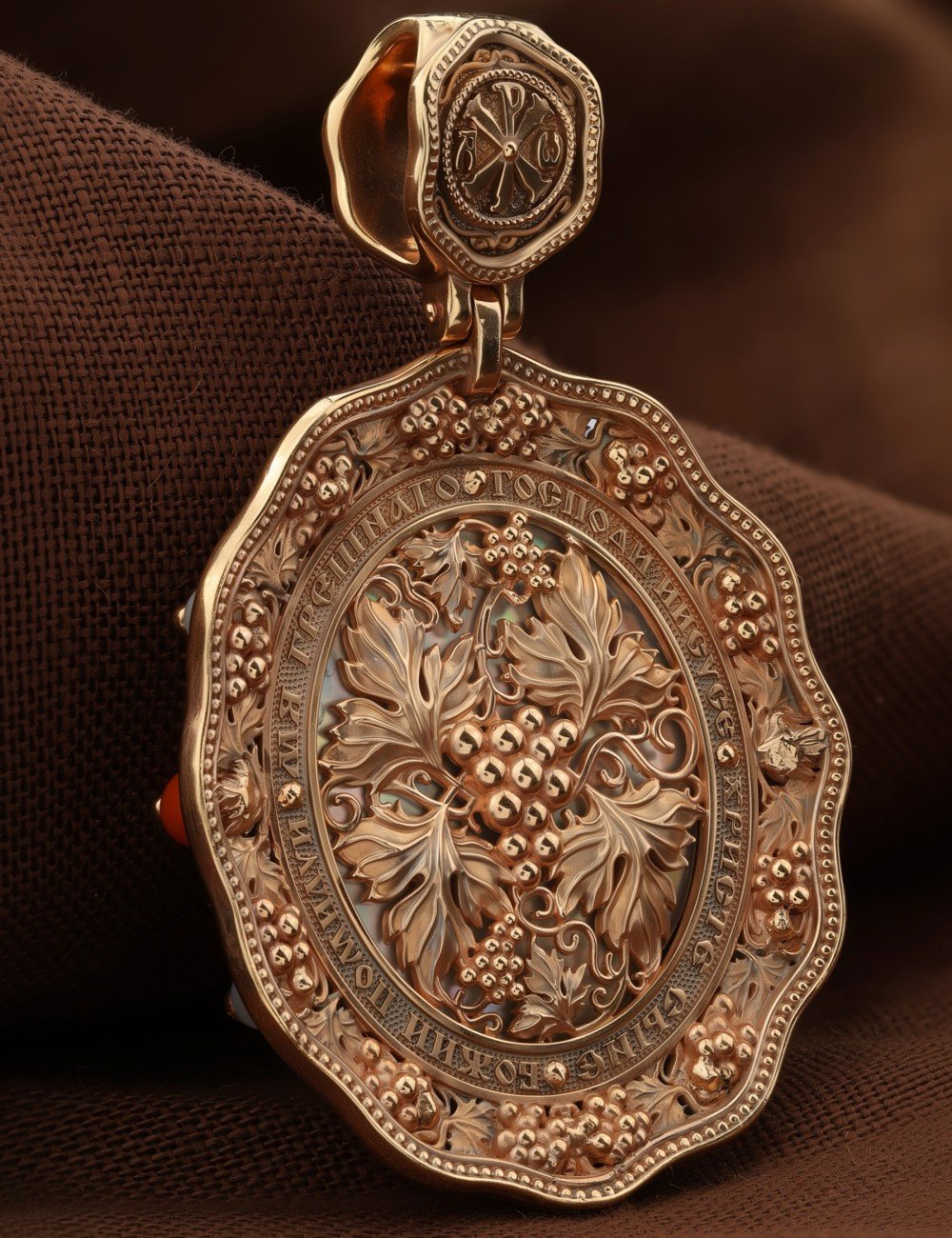 Образок из золота c эмалью, жемчугом, кораллом и перламутром