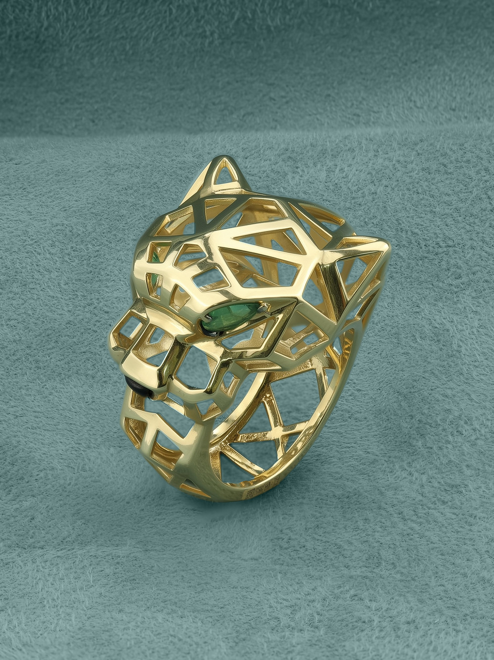 Кольцо из лимонного золота 585 пробы c изумрудом и ониксом