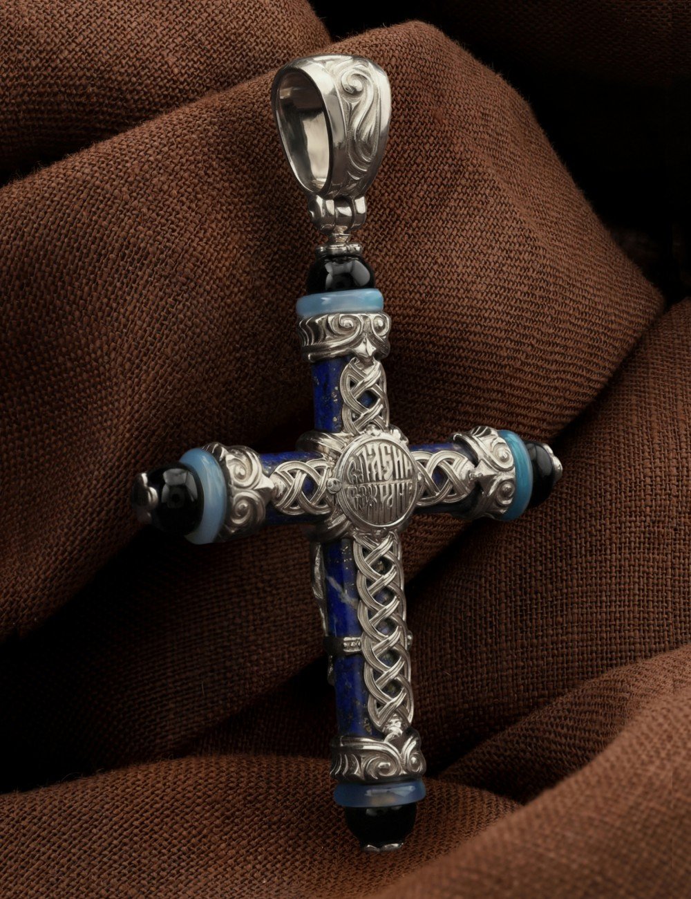 Крест из белого золота c ониксом, агатом и лазуритом