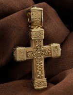 Крест из лимонного золота c эмалью, ониксом и деревом груши