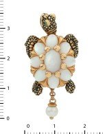 Подвеска из золота c эмалью, жемчугом и перламутром