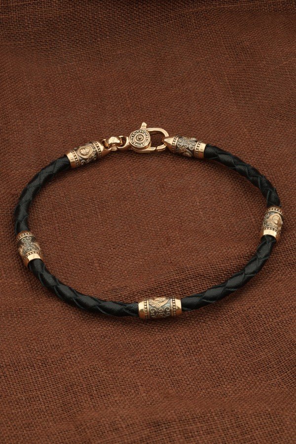 Браслет из золота c кожаным шнурком