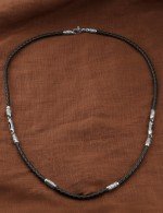 Гайтан из белого золота c кожаным шнурком и ониксом