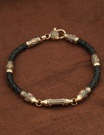 Браслет из золота c кожаным шнурком и ониксом