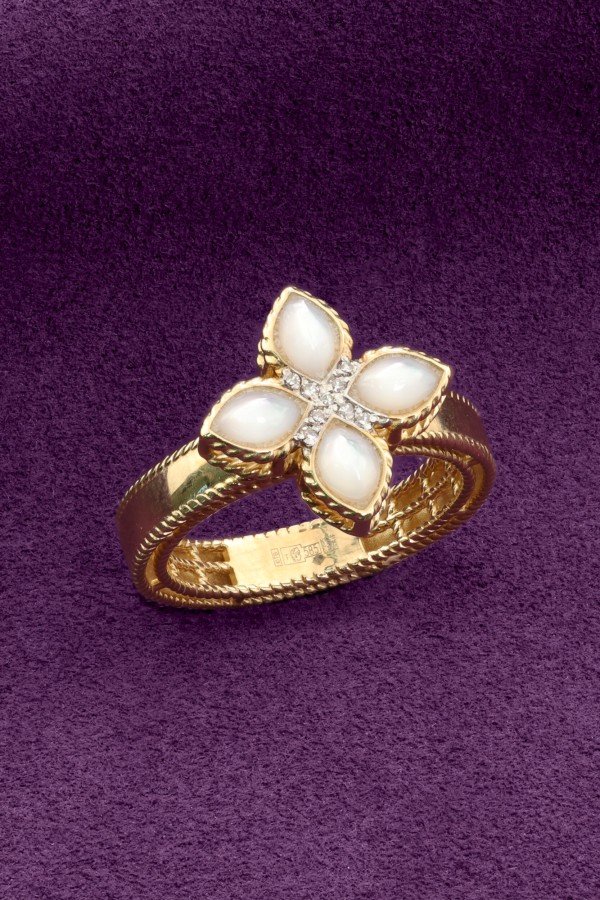 Кольцо из золота c бриллиантами и перламутром