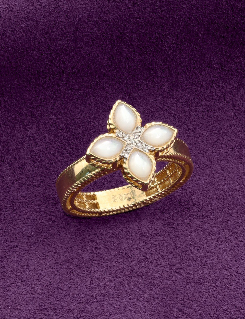 Кольцо из золота c бриллиантами и перламутром