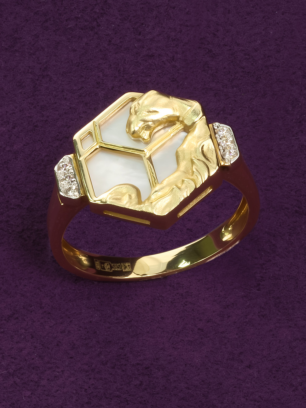 Кольцо из лимонного золота 585 пробы c бриллиантами и перламутром