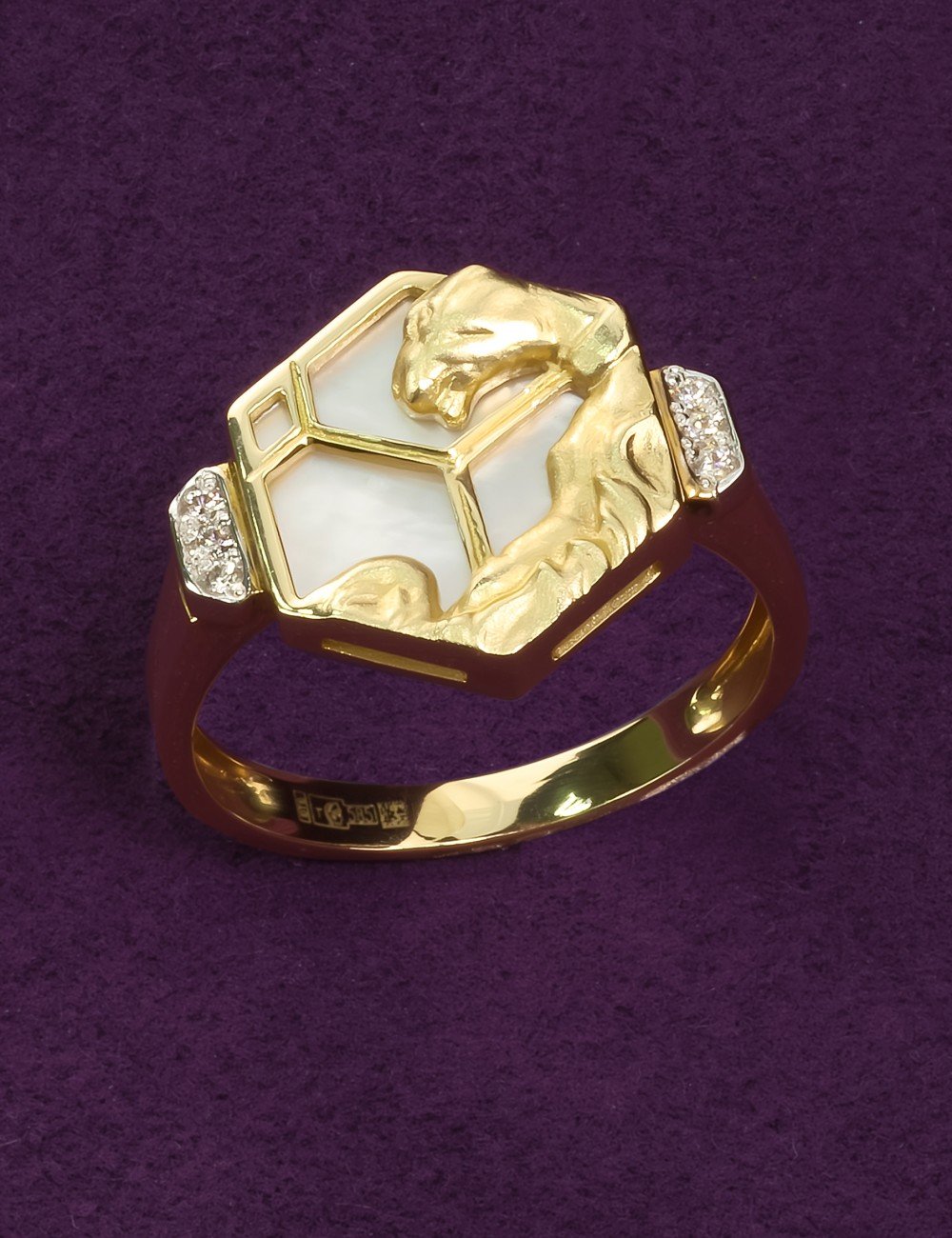 Кольцо из лимонного золота c бриллиантами и перламутром