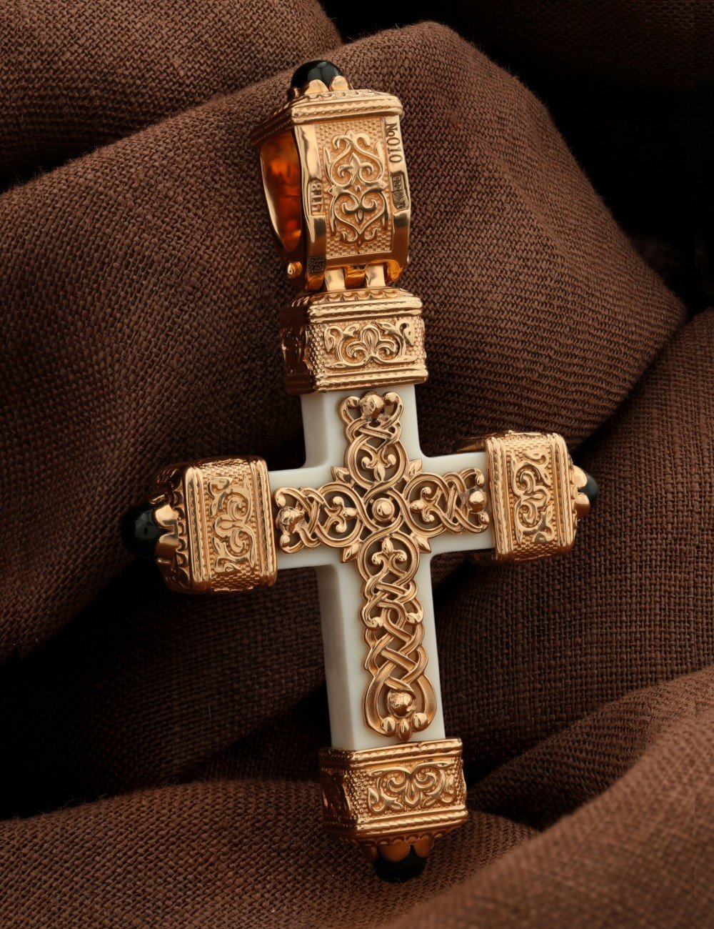 Крест из золота c эмалью, ониксом и бивнем мамонта