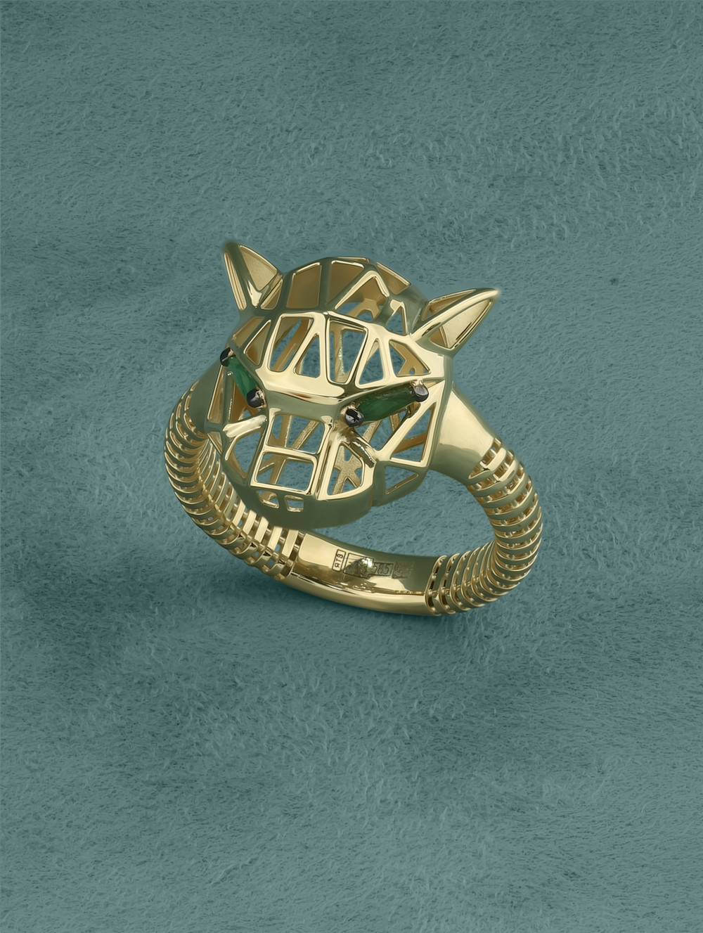 Кольцо из лимонного золота 585 пробы c изумрудом