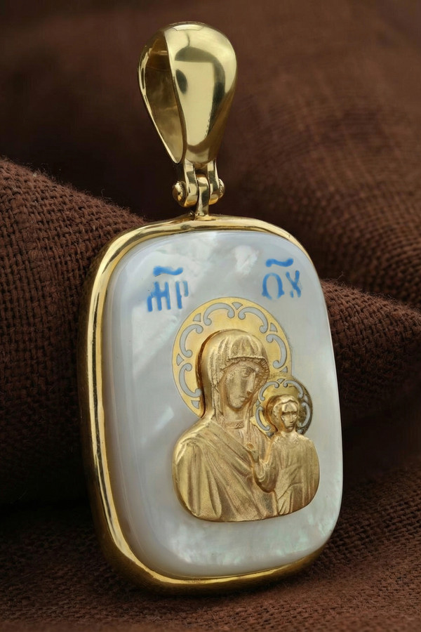 Нательная икона из лимонного золота 585 пробы c эмалью и перламутром