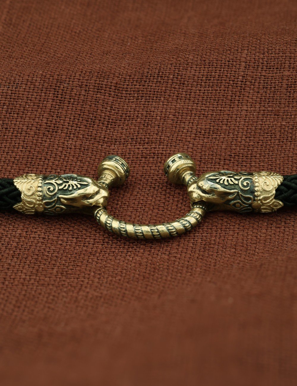 Шнурок шёлковый из зелёного золота c шёлковым шнурком